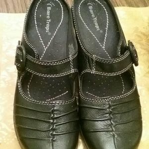 Like New Ladies Bare Traps Size 8.5M